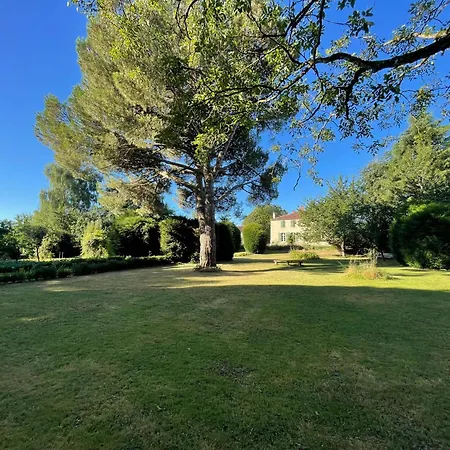 Le Prieure Saint Pierre, Et D'hotes Dans Un Parc Classe بيت للعطل