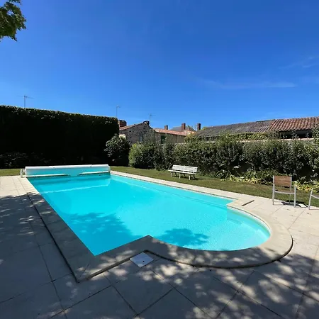 Le Prieure Saint Pierre, Et D'hotes Dans Un Parc Classe Holiday home Reaumur