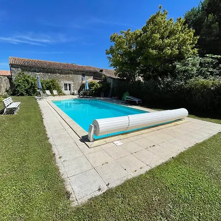 Le Prieure Saint Pierre, Et D'hotes Dans Un Parc Classe *