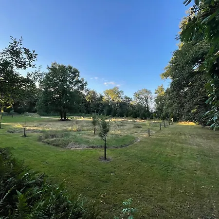 Le Prieure Saint Pierre, Et D'hotes Dans Un Parc Classe