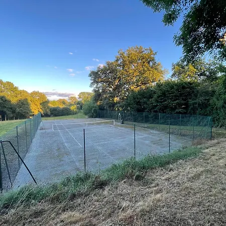 Le Prieure Saint Pierre, Et D'hotes Dans Un Parc Classe بيت للعطل