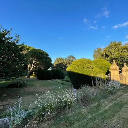 Le Prieure Saint Pierre, Et D'hotes Dans Un Parc Classe Holiday home *