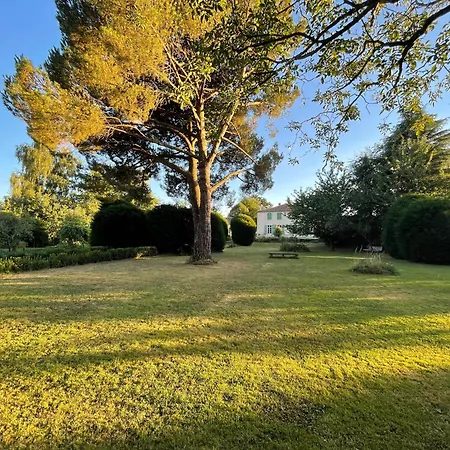Le Prieure Saint Pierre, Et D'hotes Dans Un Parc Classe