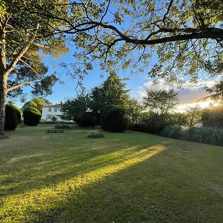 Holiday home Le Prieure Saint Pierre, Et D'hotes Dans Un Parc Classe Reaumur
