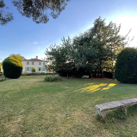 Le Prieure Saint Pierre, Et D'hotes Dans Un Parc Classe بيت للعطل