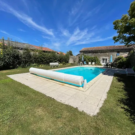 Le Prieure Saint Pierre, Et D'hotes Dans Un Parc Classe Holiday home *