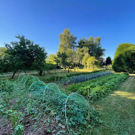 Le Prieure Saint Pierre, Et D'hotes Dans Un Parc Classe