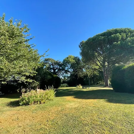 Holiday home Le Prieure Saint Pierre, Et D'hotes Dans Un Parc Classe *
