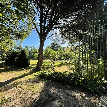 Le Prieure Saint Pierre, Et D'hotes Dans Un Parc Classe بيت للعطل