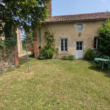 Le Prieure Saint Pierre, Et D'hotes Dans Un Parc Classe Reaumur