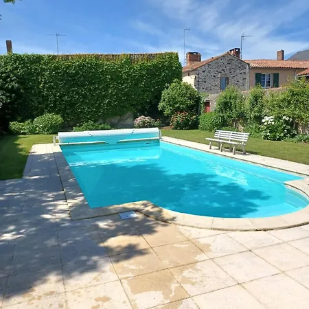 Le Prieure Saint Pierre, Et D'hotes Dans Un Parc Classe *