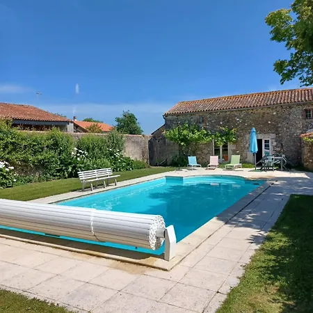 Le Prieure Saint Pierre, Et D'hotes Dans Un Parc Classe Holiday home Reaumur