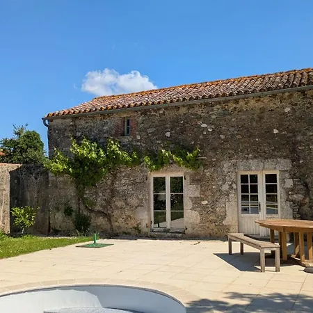 Le Prieure Saint Pierre, Et D'hotes Dans Un Parc Classe Holiday home Reaumur