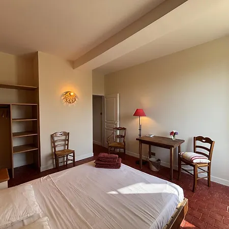 Le Prieure Saint Pierre, Et D'hotes Dans Un Parc Classe Holiday home