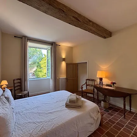 Le Prieure Saint Pierre, Et D'hotes Dans Un Parc Classe