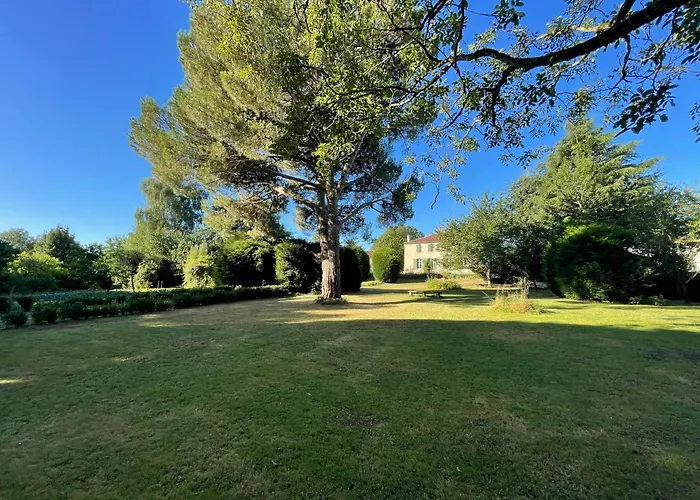 Le Prieuré Saint Pierre, Et D'hôtes Dans Un Parc Classé Hébergement de vacances