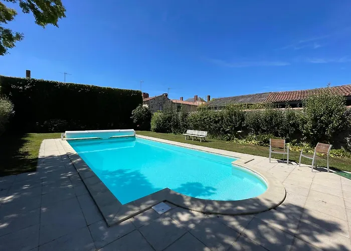 Le Prieuré Saint Pierre, Et D'hôtes Dans Un Parc Classé Hébergement de vacances Réaumur