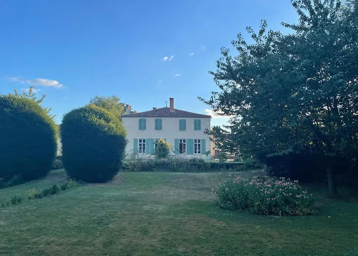 Hébergement de vacances Le Prieuré Saint Pierre, Et D'hôtes Dans Un Parc Classé Réaumur