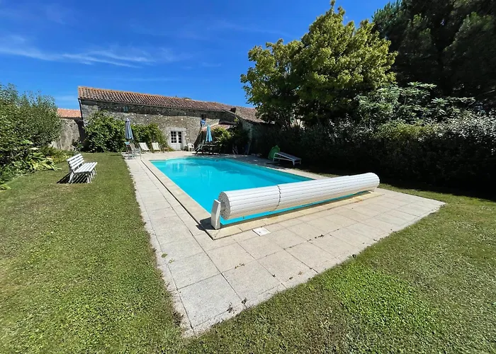 Le Prieure Saint Pierre, Et D'hotes Dans Un Parc Classe *