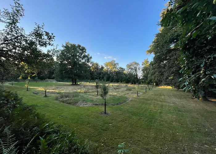 Le Prieuré Saint Pierre, Et D'hôtes Dans Un Parc Classé
