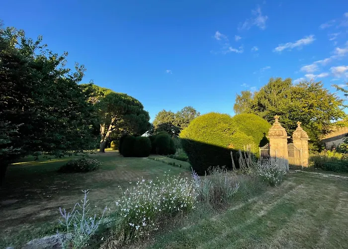 Le Prieuré Saint Pierre, Et D'hôtes Dans Un Parc Classé Hébergement de vacances *
