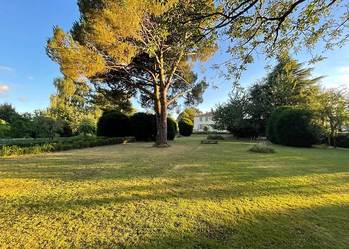 Le Prieure Saint Pierre, Et D'hotes Dans Un Parc Classe