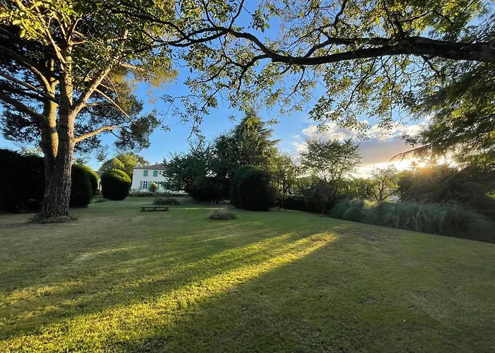 Hébergement de vacances Le Prieuré Saint Pierre, Et D'hôtes Dans Un Parc Classé Réaumur