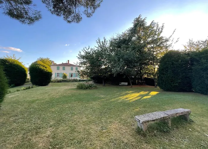 Le Prieuré Saint Pierre, Et D'hôtes Dans Un Parc Classé Hébergement de vacances