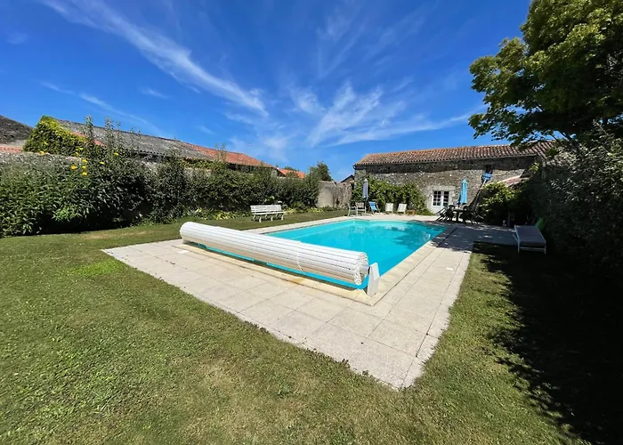 Le Prieuré Saint Pierre, Et D'hôtes Dans Un Parc Classé Hébergement de vacances *