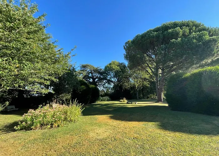 Hébergement de vacances Le Prieuré Saint Pierre, Et D'hôtes Dans Un Parc Classé *