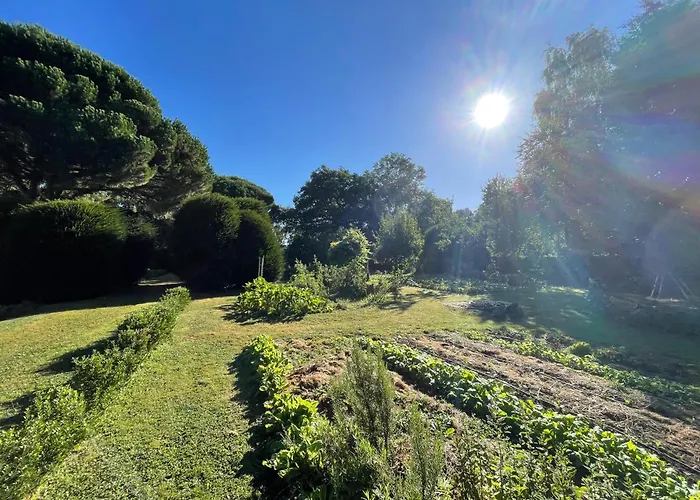 Le Prieuré Saint Pierre, Et D'hôtes Dans Un Parc Classé Hébergement de vacances Réaumur