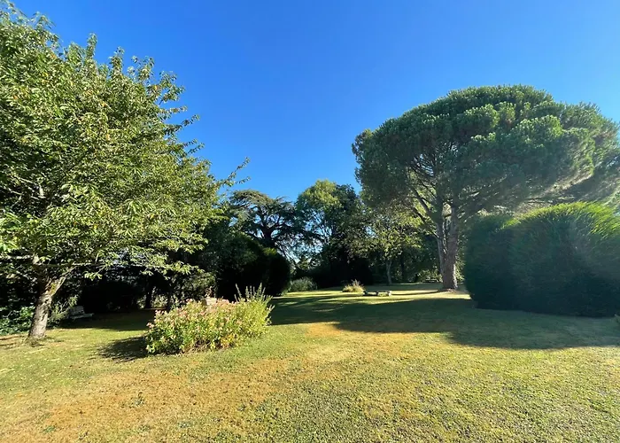 Hébergement de vacances Le Prieuré Saint Pierre, Et D'hôtes Dans Un Parc Classé *