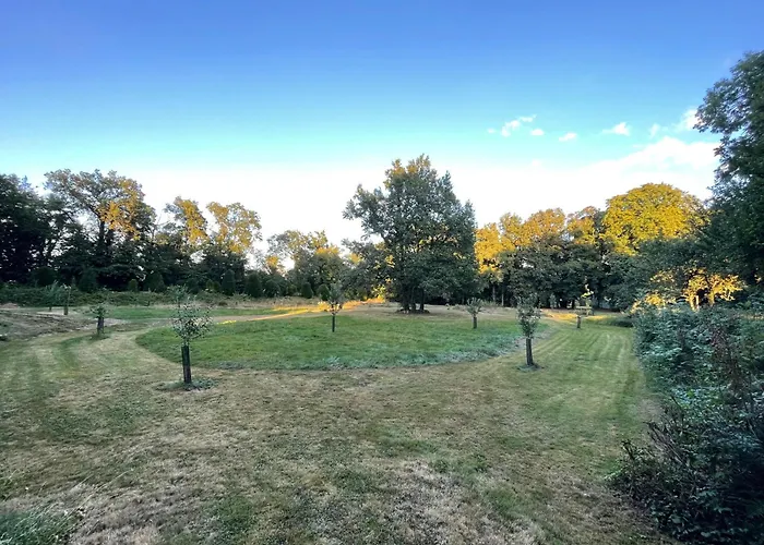 Hébergement de vacances Le Prieuré Saint Pierre, Et D'hôtes Dans Un Parc Classé Réaumur
