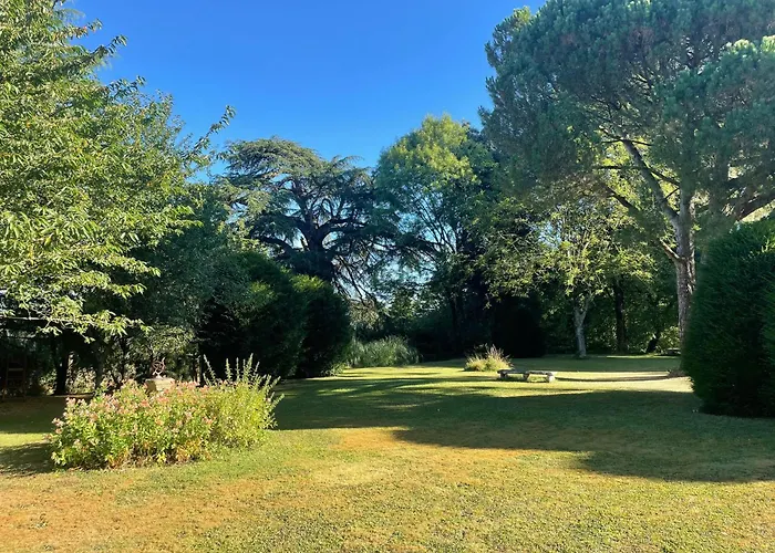 Le Prieuré Saint Pierre, Et D'hôtes Dans Un Parc Classé Hébergement de vacances *
