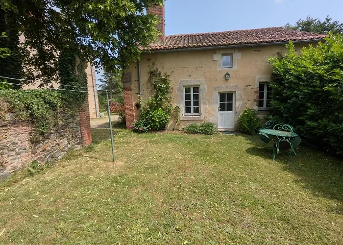 Le Prieure Saint Pierre, Et D'hotes Dans Un Parc Classe Réaumur