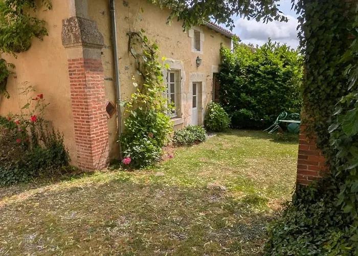 Hébergement de vacances Le Prieuré Saint Pierre, Et D'hôtes Dans Un Parc Classé Réaumur