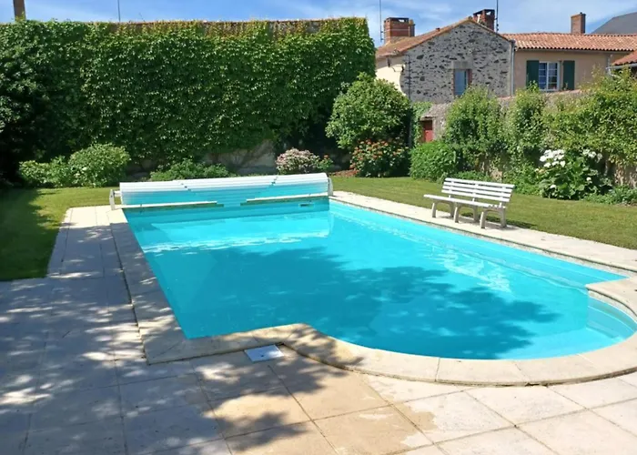 Le Prieuré Saint Pierre, Et D'hôtes Dans Un Parc Classé *