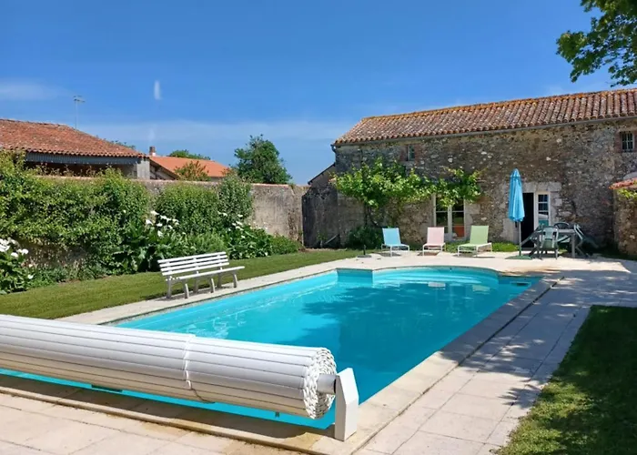 Le Prieuré Saint Pierre, Et D'hôtes Dans Un Parc Classé Hébergement de vacances Réaumur