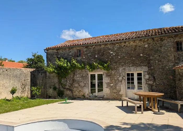 Le Prieuré Saint Pierre, Et D'hôtes Dans Un Parc Classé Hébergement de vacances Réaumur