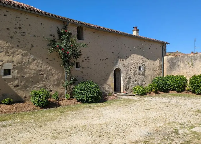 Le Prieure Saint Pierre, Et D'hotes Dans Un Parc Classe *