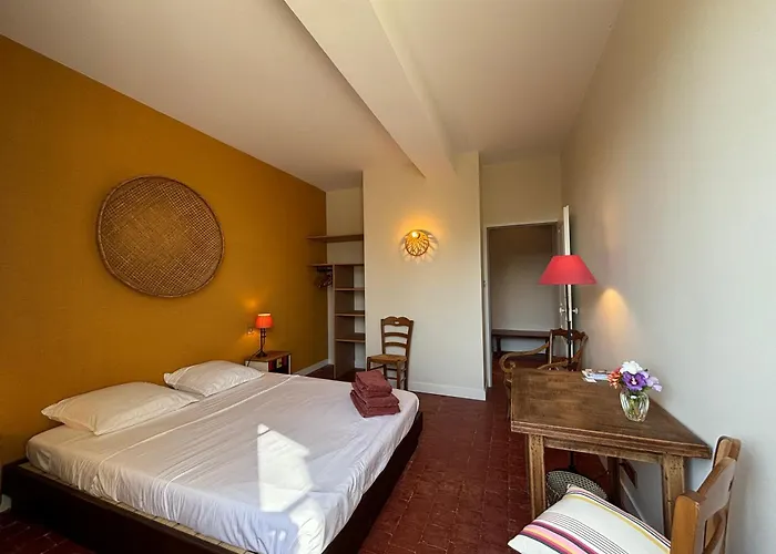 Le Prieuré Saint Pierre, Et D'hôtes Dans Un Parc Classé Hébergement de vacances *