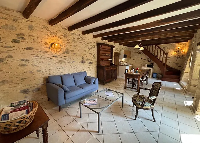 Hébergement de vacances Le Prieuré Saint Pierre, Et D'hôtes Dans Un Parc Classé Réaumur