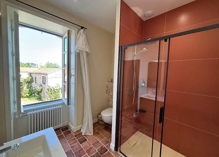 Hébergement de vacances Le Prieuré Saint Pierre, Et D'hôtes Dans Un Parc Classé