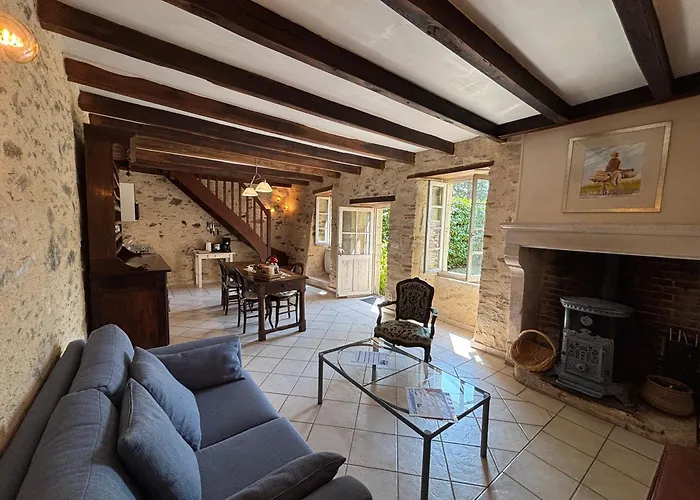 Hébergement de vacances Le Prieuré Saint Pierre, Et D'hôtes Dans Un Parc Classé Réaumur