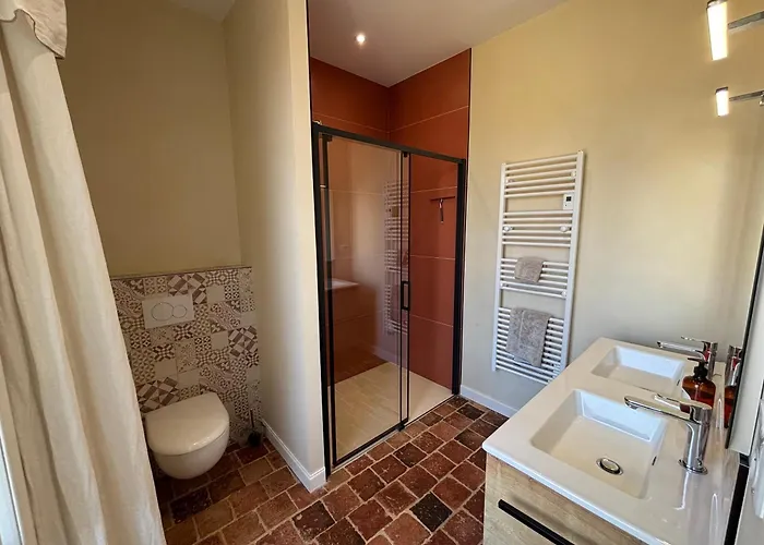 Le Prieuré Saint Pierre, Et D'hôtes Dans Un Parc Classé