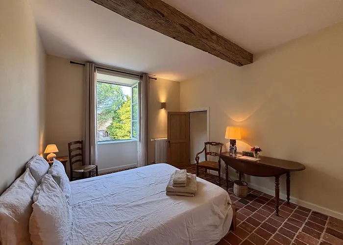 Le Prieure Saint Pierre, Et D'hotes Dans Un Parc Classe